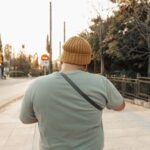 Marcher les yeux rivés au sol, un geste souvent banal qui peut parfois alerter